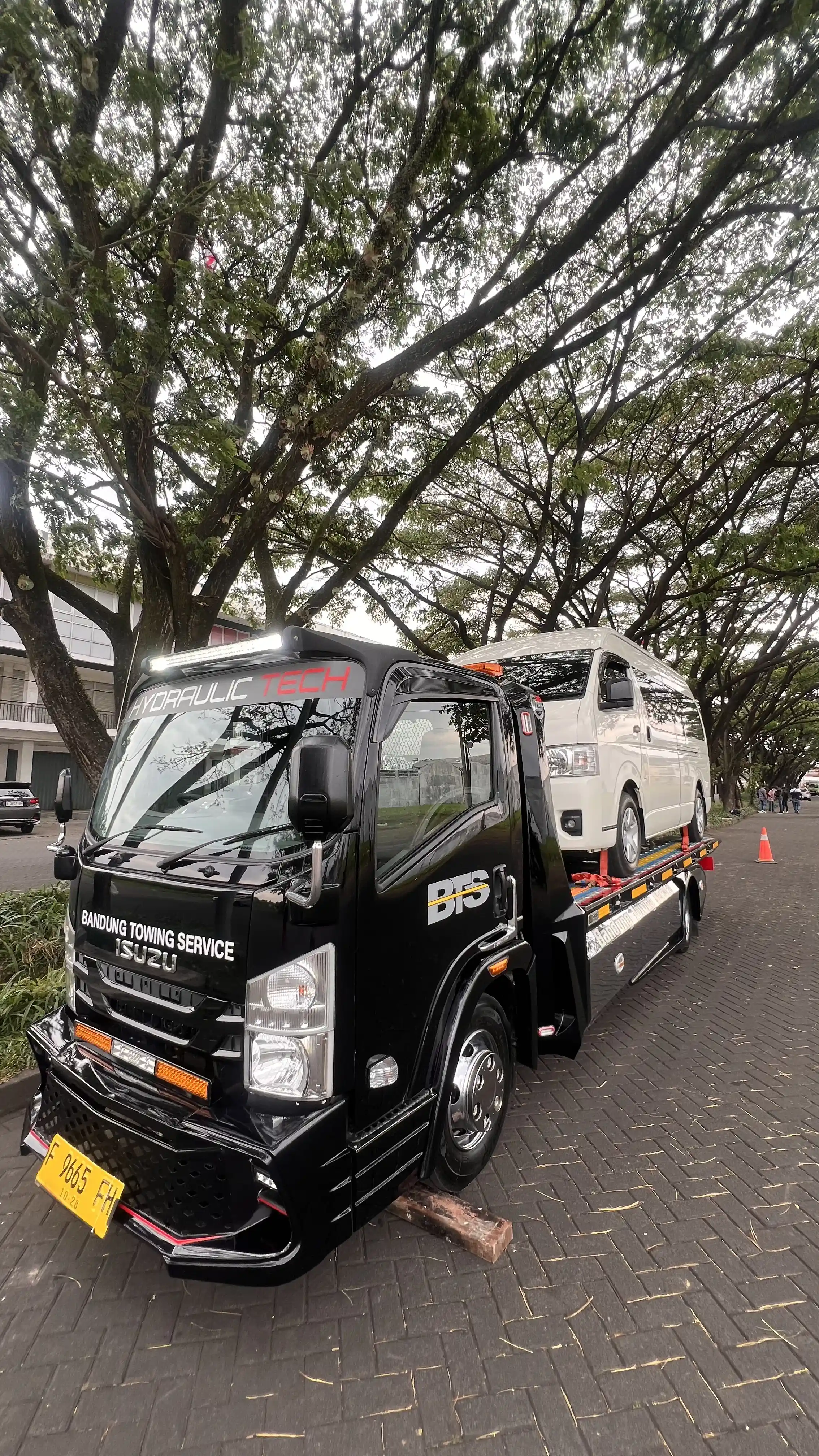 Armada towing BTS melayani kendaraan di jalan